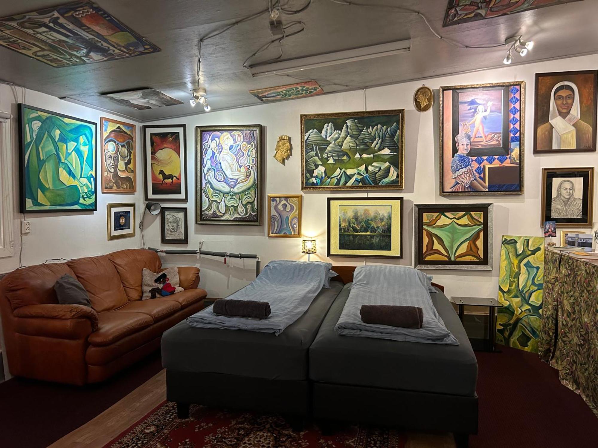 Brimarsbru Sleep Inn-Art Gallery Njarthvik Esterno foto